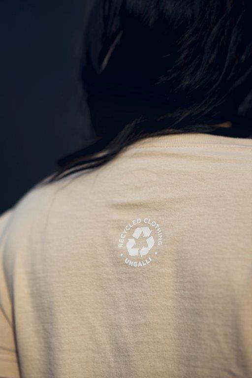 Women's organic short sleeve beige t-shirt with front pocket