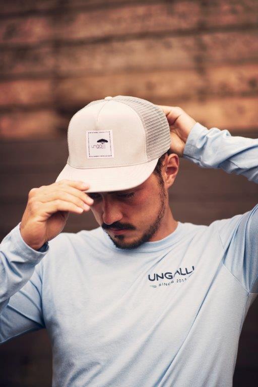 Unisex recycled snap back hat in grey or black with white Ungalli logo on front